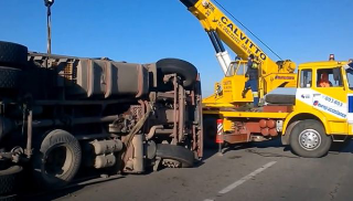 Morro d’Oro. Ribaltamento di un camion sulla Provinciale 22
