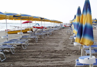 Tortoreto, vandali in azione sulla spiaggia: ombrelloni danneggiati e furti nella notte
