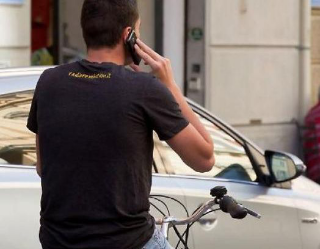 Parla al cellulare mentre pedala: 250 euro di multa e via 5 punti