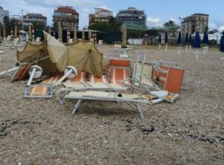 Villa Rosa, nuova ondata di vandalismi: ombrelloni incendiati e danni a uno stabilimento