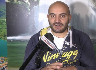 L’editore Masciulli investito da un monopattino mentre era in bici