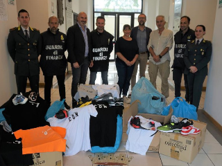 Contrasto alla contraffazione: cinquemila capi donati in beneficenza
