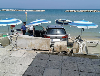 Alba Adriatica. Tragedia sfiorata in spiaggia: auto travolge i bagnanti, quattro feriti