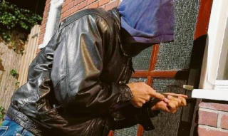 Giulianova, ladri praticano un foro nel muro e svaligiano il bar