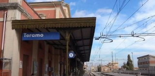 Caos alla stazione di Teramo: giovane trovata incosciente nei bagni, tensioni all’esterno