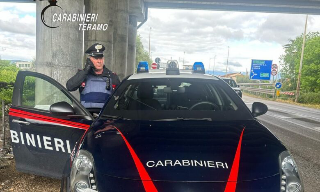 Giulianova, provoca due incidenti, fugge e tenta di nascondere l’auto danneggiata: fermato