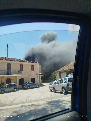 Martinsicuro, baracca in fiamme: colonna di fumo nero visibile a chilometri di distanza