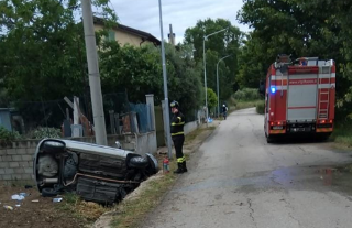 Cologna di Roseto, auto contro scarpata: 22enne ferito estratto dai vigili del fuoco