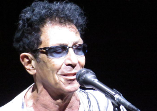 Edoardo Bennato incanta Giulianova: 12.000 persone in festa tra musica e ricordi