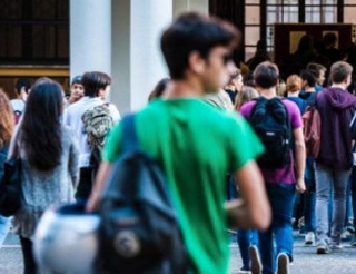 Roseto, gli studenti si mobilitano per il professore vicino alla pensione