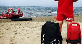 Martinsicuro, bagnante 78enne rischia di annegare: turista la salva e la rianima in spiaggia