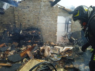 Palazzo a fuoco a Giulianova, intervengono i Vigili del Fuoco per domare le fiamme