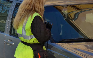 Aggressione a Roseto: volontario della Protezione Civile aggredisce un’ausiliaria del traffico