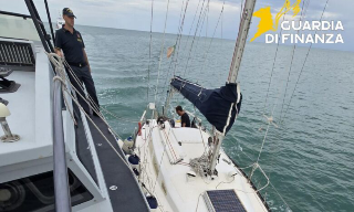 Giulianova, vedetta della Guardia di Finanza salva due persone in mare