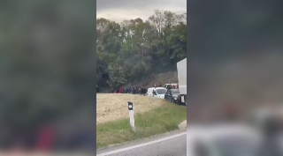 Scontri tra tifosi di Giulianova e Ancona all’A14: casello trasformato in campo di battaglia