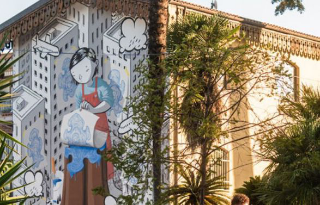 Un abbraccio di colori per Flavia: a Roseto il nuovo murale di Millo illumina la biblioteca