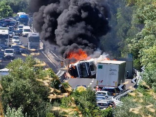 Drammatico incidente sull’A14: camion in fiamme, traffico paralizzato per ore