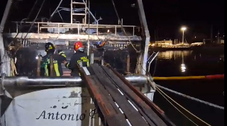 Giulianova, incendio nella notte su un peschereccio attraccato al porto